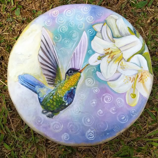 Colibrí y flores pintados sobre un tambor original de Chasqui