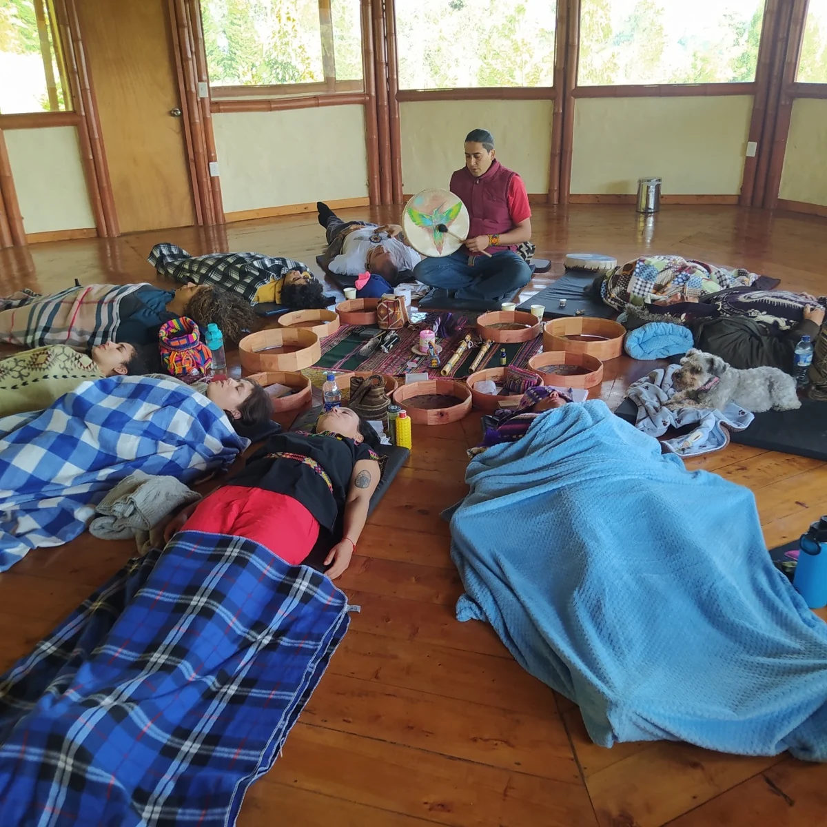 Personas compartiendo un taller de creación de tambores