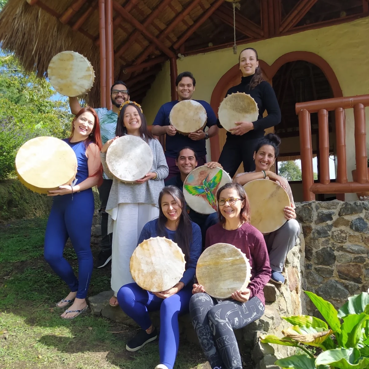 Grupo reunido al aire libre mostrando sus tambores Chasqui