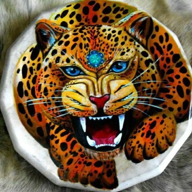 Pintura de un jaguar sobre un tambor original de Chasqui